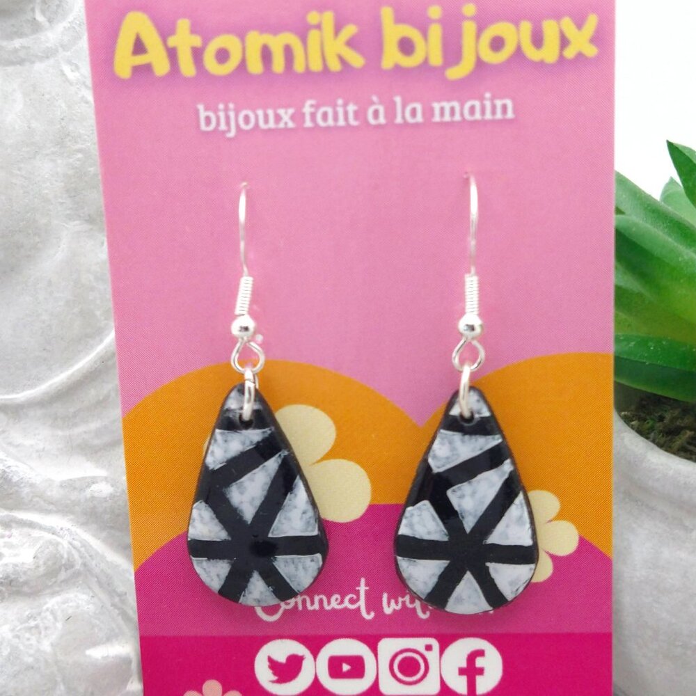 Handmade black and white polymer clay earrings. Boucles d'oreilles